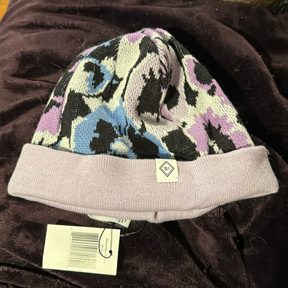 Vera Bradley women’s reversible purple flowers/lavender acrylic beanie with tags